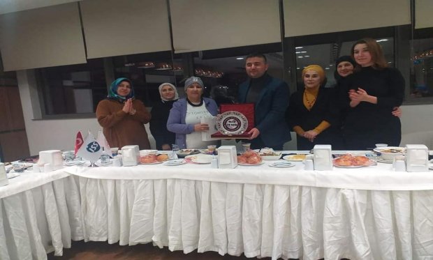 Yozgat şehir hastanesi Başhekimi Uz.Dr.Mustafa KOZAN ile Yozgat Kanser Hastaları Moral ve Motivasyon Derneği Hasta ve yakınları yemekte bir araya geldi.